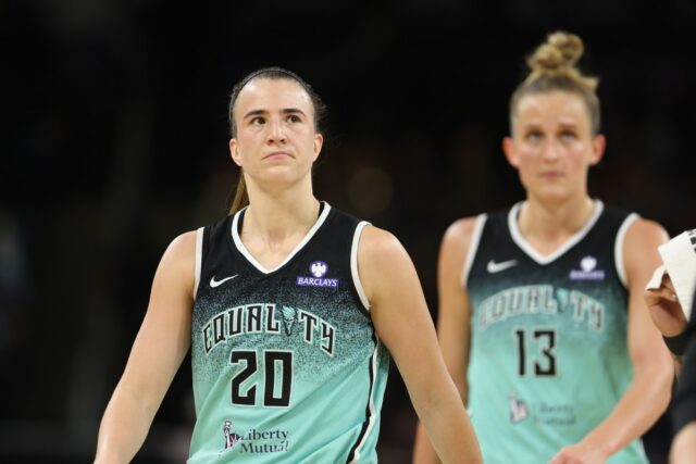 O New York Liberty pode estar em apuros CHICAGO, ILLINOIS - SEPTEMBER 11: Sabrina Ionescu #20 of the New York Liberty looks on as she walks off the court after the first half of the game against the Chicago Sky at Wintrust Arena on September 11, 2025 in Chicago, Illinois. (Photo by Michael Hirschuber/Getty Images)
