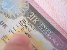 O Portal de Vistos do Reino Unido divulgou milhares de passaportes e selfies de solicitantes on-line – e não corrigiu o vazamento a close-up shot of a UK visa in someone's passport.