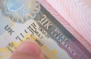 O Portal de Vistos do Reino Unido divulgou milhares de passaportes e selfies de solicitantes on-line – e não corrigiu o vazamento a close-up shot of a UK visa in someone's passport.
