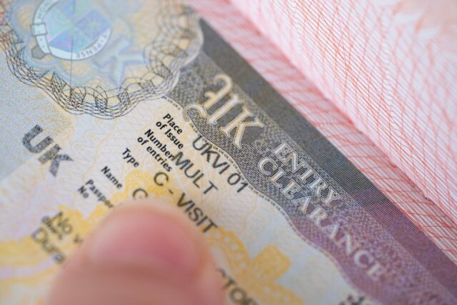 O Portal de Vistos do Reino Unido divulgou milhares de a close-up shot of a UK visa in someone's passport.