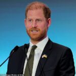 O Príncipe Harry fala sobre o anti-semitismo “profundamente preocupante” na Grã-Bretanha e diz que aprendeu com seus próprios “erros do passado” – décadas depois de usar um uniforme nazista em uma festa
