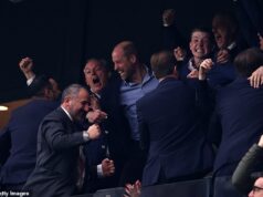 O Príncipe William comemora nas arquibancadas em Istambul quando o Aston Villa marcou duas vezes contra o Freiburg na final da Liga Europa – e se aproxima de seu primeiro grande troféu em 30 anos Youri Tielemans e Emi Buendia marcaram gols igualmente espetaculares no primeiro tempo para colocar o Villa firmemente no controle no intervalo, provocando comemorações jubilosas do Príncipe de Gales.