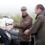O Príncipe de Gales, conhecido como Duque da Cornualha enquanto estava na Cornualha, encontra-se com um representante do Corpo de Bombeiros local durante sua visita a Tor Bog, uma área de turfeiras restauradas em Dartmoor