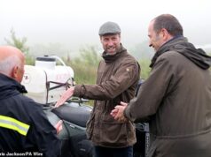 O Príncipe William está planejando vender um quinto do Ducado da Cornualha ‘para investir £ 500 milhões para enfrentar crises habitacionais e naturais’ O Príncipe de Gales, conhecido como Duque da Cornualha enquanto estava na Cornualha, encontra-se com um representante do Corpo de Bombeiros local durante sua visita a Tor Bog, uma área de turfeiras restauradas em Dartmoor