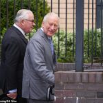 O rei Carlos III chega hoje ao Jewish Care durante sua visita a Golders Green, no norte de Londres