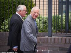 O Rei Charles encontra vítimas dos esfaqueamentos de Golders Green enquanto Sua Majestade mostra apoio à comunidade judaica da Grã-Bretanha O rei Carlos III chega hoje ao Jewish Care durante sua visita a Golders Green, no norte de Londres