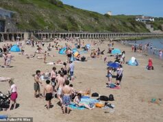 O Reino Unido ficará mais quente do que Barbados no fim de semana de feriado, com as temperaturas subindo para 33°C – já que a onda de calor de uma semana trará o dia de maio mais quente já registrado As pessoas aproveitaram o clima quente na praia de Sunny Sands em Folkestone, Kent, na tarde de sexta-feira