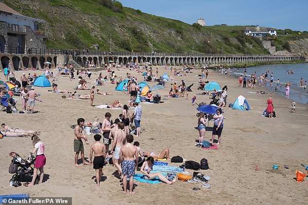 O Reino Unido ficará mais quente do que Barbados no fim de semana de feriado, com as temperaturas subindo para 33°C – já que a onda de calor de uma semana trará o dia de maio mais quente já registrado