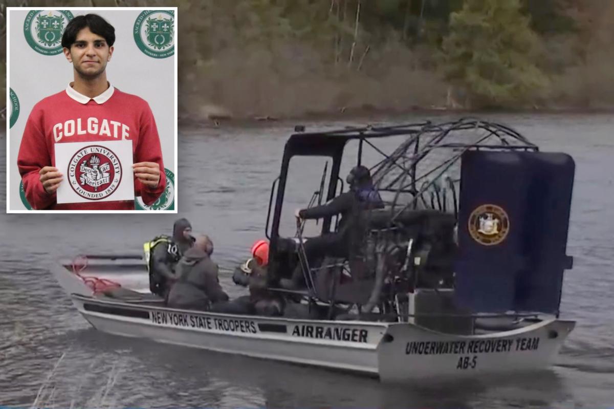Equipe de recuperação subaquática da polícia do estado de Nova York em um barco.