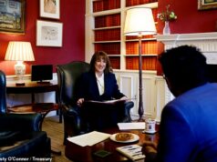 O apartamento de Rachel Reeves em Downing Street precisou de uma reforma de £ 20.000 depois que a mobília original desapareceu Na foto: Chanceler Rachel Reeves no apartamento reformado às custas dos contribuintes depois que a mobília original desapareceu