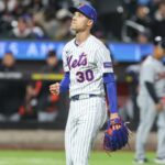 O arremessador substituto do New York Mets, Luke Weaver (30), gesticula após abandonar o time na oitava entrada contra o