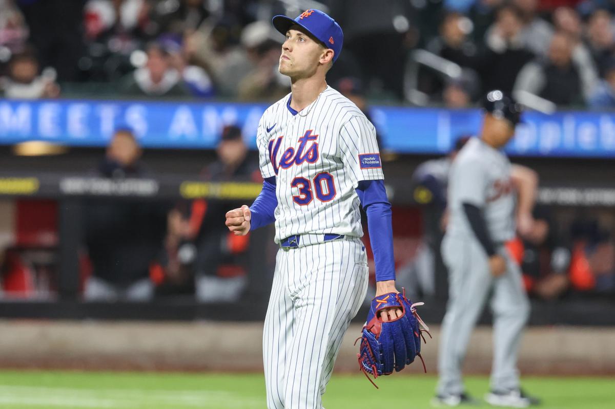 O arremessador substituto do New York Mets, Luke Weaver (30), gesticula após abandonar o time na oitava entrada contra o