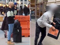 O artista de rua de Chicago Andrew David foi roubado em plena luz do dia enquanto cantava por um adolescente em um vídeo viral O artista de rua de Chicago, Andrew David, cantando ao ar livre.