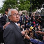 O ex-assistente de Matthew Perry, Kenneth Iwamasa, que injetou cetamina 'repetidamente' na estrela de Friends no dia em que morreu, foi condenado a mais de três anos de prisão - foto de 27 de maio