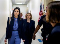O assistente de longa data de Epstein acusou três abusadores até então desconhecidos ligados a ele, disse o presidente da Supervisão O presidente do Comitê de Supervisão da Câmara, deputado James Comer (R-KY), fala aos repórteres antes dos testes da ex-assistente de Jeffrey Epstein, Sarah Kellen, em uma entrevista a portas fechadas com o Comitê de Supervisão da Câmara no Capitólio na quinta-feira em Washington, DC. -Andrew Harnik / Imagens Getty