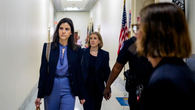 O presidente do Comitê de Supervisão da Câmara, deputado James Comer (R-KY), fala aos repórteres antes dos testes da ex-assistente de Jeffrey Epstein, Sarah Kellen, em uma entrevista a portas fechadas com o Comitê de Supervisão da Câmara no Capitólio na quinta-feira em Washington, DC. -Andrew Harnik / Imagens Getty