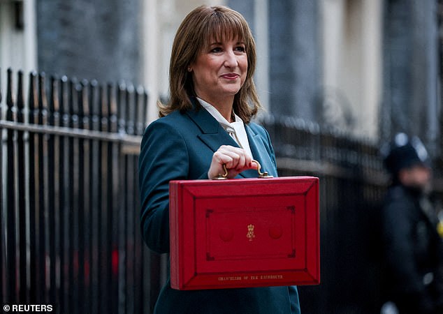Rachel Reeves posa com a caixa vermelha da Budget do lado de fora de seu escritório em Downing Street, Londres, em 26 de novembro de 2025