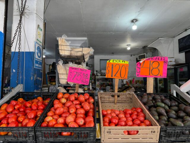 O aumento dos custos globais ameaça os custos de produção Preços em um mercado atacadista de alimentos no México