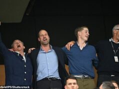 O bando de vilões de William: como Prince comemorou a vitória de seu time na copa na companhia de alguns de seus amigos mais antigos Da esquerda para a direita: Ben Dawes, Príncipe William, Jake van Cutsem, Edward van Cutsem