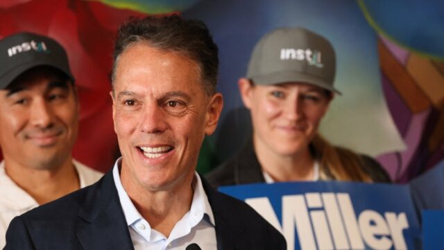 O candidato a prefeito de Los Angeles, Adam Miller, pede Prefeita de Los Angeles, Karen Bass