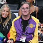 Jeanie Buss e Jay Mohr em um jogo do Los Angeles Lakers.