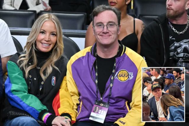 Jeanie Buss e Jay Mohr em um jogo do Los Angeles Lakers.