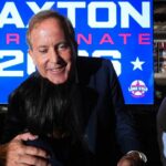 Ken Paxton perdeu a visão de um olho em um acidente de esconde-esconde quando tinha 12 anos.