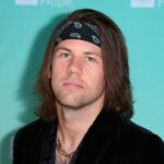 O cantor Beartooth, Caleb Shomo, se apresenta como um ‘homem orgulhosamente gay’ em uma mensagem emocional para os fãs