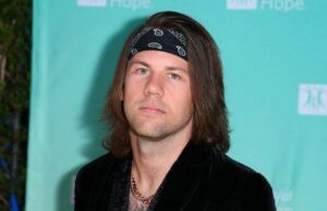 O cantor Beartooth, Caleb Shomo, se apresenta como um ‘homem orgulhosamente gay’ em uma mensagem emocional para os fãs O cantor Beartooth, Caleb Shomo, se apresenta como um ‘homem orgulhosamente gay’ em uma mensagem emocional para os fãs
