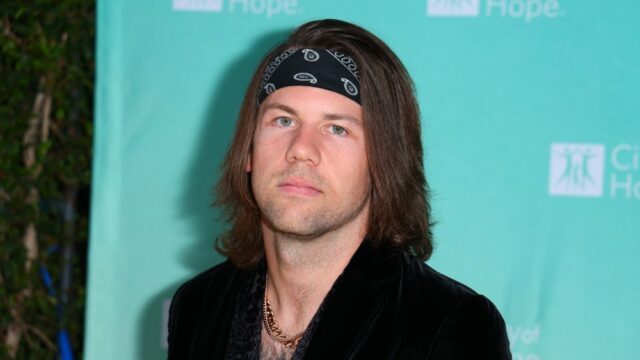 O cantor Beartooth, Caleb Shomo, se apresenta como um ‘homem O cantor Beartooth, Caleb Shomo, se apresenta como um ‘homem orgulhosamente gay’ em uma mensagem emocional para os fãs
