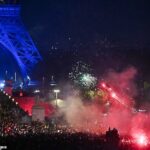 Sinalizadores e fogos de artifício foram vistos perto da Torre Eiffel, que foi iluminada com as cores do Paris Saint-Germain após a vitória sobre o Arsenal
