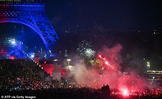 Sinalizadores e fogos de artifício foram vistos perto da Torre Eiffel, que foi iluminada com as cores do Paris Saint-Germain após a vitória sobre o Arsenal
