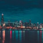 Uma foto do horizonte de Chicago à noite.