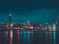 O cassino Bally’s Chicago atinge seu auge enquanto o projeto ribeirinho de US$ 1,7 bilhão se aproxima da conclusão Uma foto do horizonte de Chicago à noite.