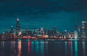 O cassino Bally’s Chicago atinge seu auge enquanto o projeto ribeirinho de US$ 1,7 bilhão se aproxima da conclusão Uma foto do horizonte de Chicago à noite.