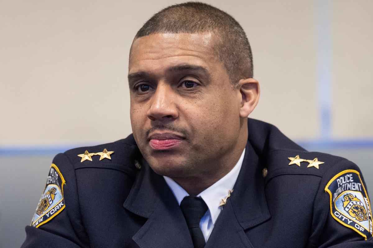Oficial da NYPD Benjamin Gurley de uniforme.