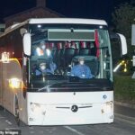 Os passageiros chegam ao Arrowe Park Hospital em Wirral, Merseyside, em 10 de maio de 2026. Um novo grupo de 10 está sendo trazido de volta ao Reino Unido