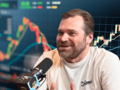 O cofundador da DraftKings critica Kalshi e os mercados de previsão em meio às crescentes tensões na indústria de apostas esportivas O cofundador da DraftKings, Matt Kalish, falando ao microfone discutindo os mercados de previsão com gráficos de negociação de ações atrás dele durante uma entrevista na indústria de apostas esportivas. O cofundador da DraftKings critica os mercados de previsão de Kalshi em meio às crescentes tensões na indústria de apostas esportivas