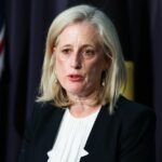 Ministra das Finanças, Ministra da Função Pública, Ministra da Mulher e Ministra dos Serviços Governamentais Katy Gallagher durante uma conferência de imprensa no Parlamento em Canberra na sexta-feira, 8 de maio de 2026. fedpol Foto: Alex Ellinghausen