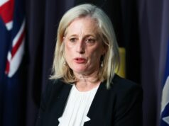 O comentário ‘surdo’ do ministro sobre cuidados infantis atrai ira Ministra das Finanças, Ministra da Função Pública, Ministra da Mulher e Ministra dos Serviços Governamentais Katy Gallagher durante uma conferência de imprensa no Parlamento em Canberra na sexta-feira, 8 de maio de 2026. fedpol Foto: Alex Ellinghausen