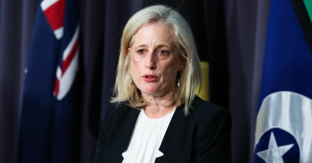 Ministra das Finanças, Ministra da Função Pública, Ministra da Mulher e Ministra dos Serviços Governamentais Katy Gallagher durante uma conferência de imprensa no Parlamento em Canberra na sexta-feira, 8 de maio de 2026. fedpol Foto: Alex Ellinghausen