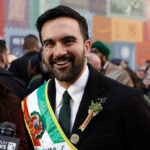 O prefeito da cidade de Nova York, Zohran Kwame Mamdani, caminhando no desfile do Dia de São Patrício na cidade de Nova York