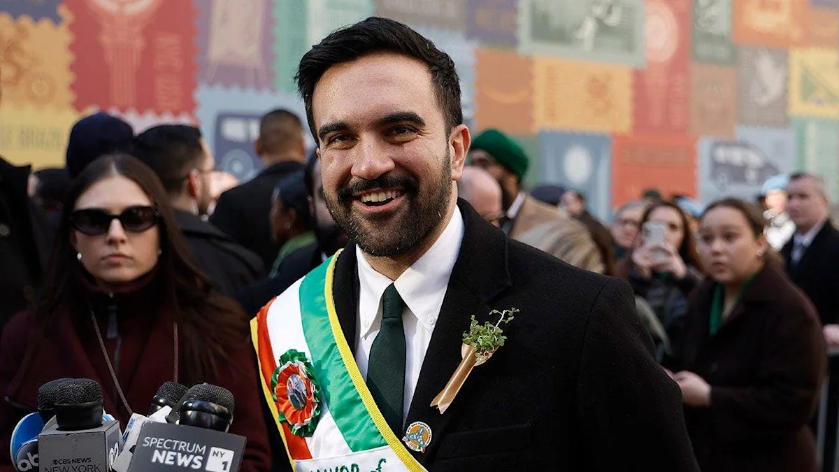 O prefeito da cidade de Nova York, Zohran Kwame Mamdani, caminhando no desfile do Dia de São Patrício na cidade de Nova York