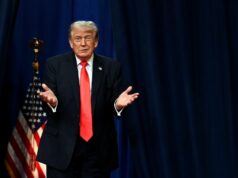 O comportamento bizarro de Trump muitas vezes é ignorado. Isso está começando a mudar O presidente Donald Trump observa a Casa Branca em 8 de maio. - Elizabeth Frantz/Reuters