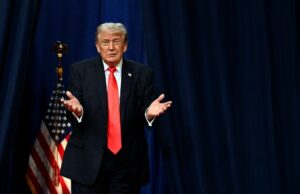 O comportamento bizarro de Trump muitas vezes é ignorado. Isso está começando a mudar O presidente Donald Trump observa a Casa Branca em 8 de maio. - Elizabeth Frantz/Reuters