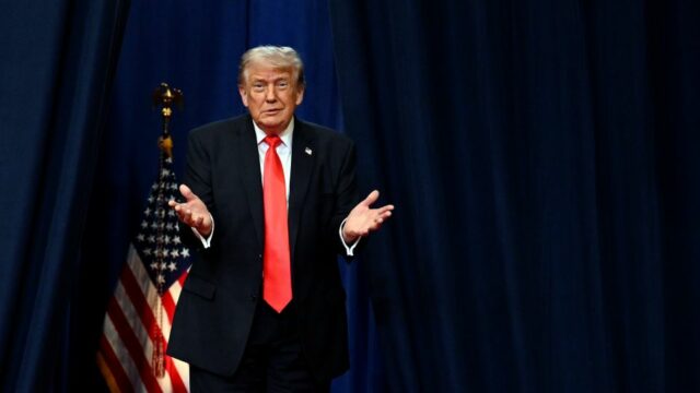 O presidente Donald Trump observa a Casa Branca em 8 de maio. - Elizabeth Frantz/Reuters