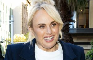 O confronto final se passa na luta feroz de Rebel Wilson com a co-estrela O confronto final se passa na luta feroz de Rebel Wilson com a co-estrela