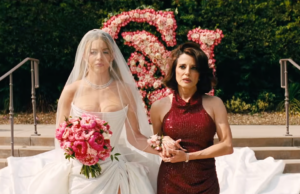 O criador de ‘Euphoria’, Sam Levinson, promete que o caos da terceira temporada está apenas começando Sydney Sweeney e Alanna Ubach em