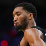 O cruzamento desagradável de Donovan Mitchell causa susto de lesão em Tobias Harris