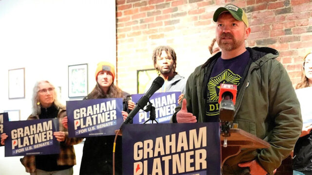 Platner está enfrentando Susan Collins no Maine
